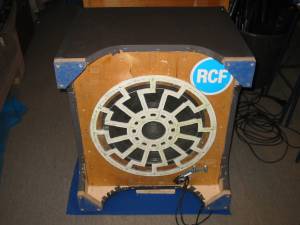 Telokin subwooferin jutteleva puoli ja potkusuoja elementin edessä.