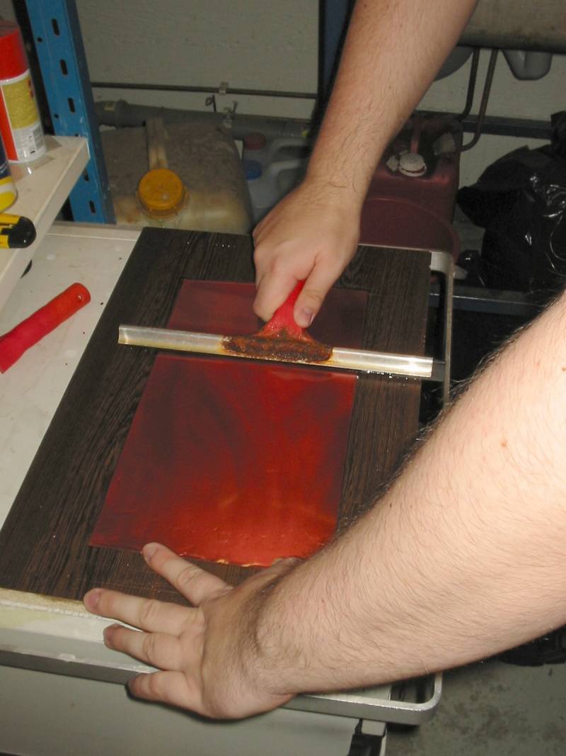 Ikkunalastalla ikkunanpesijä Antti vetelee loputkin vesipisarat ja kuplat kalvon välistä pois.