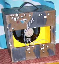 Puoliavoin kaiutinkotelo.